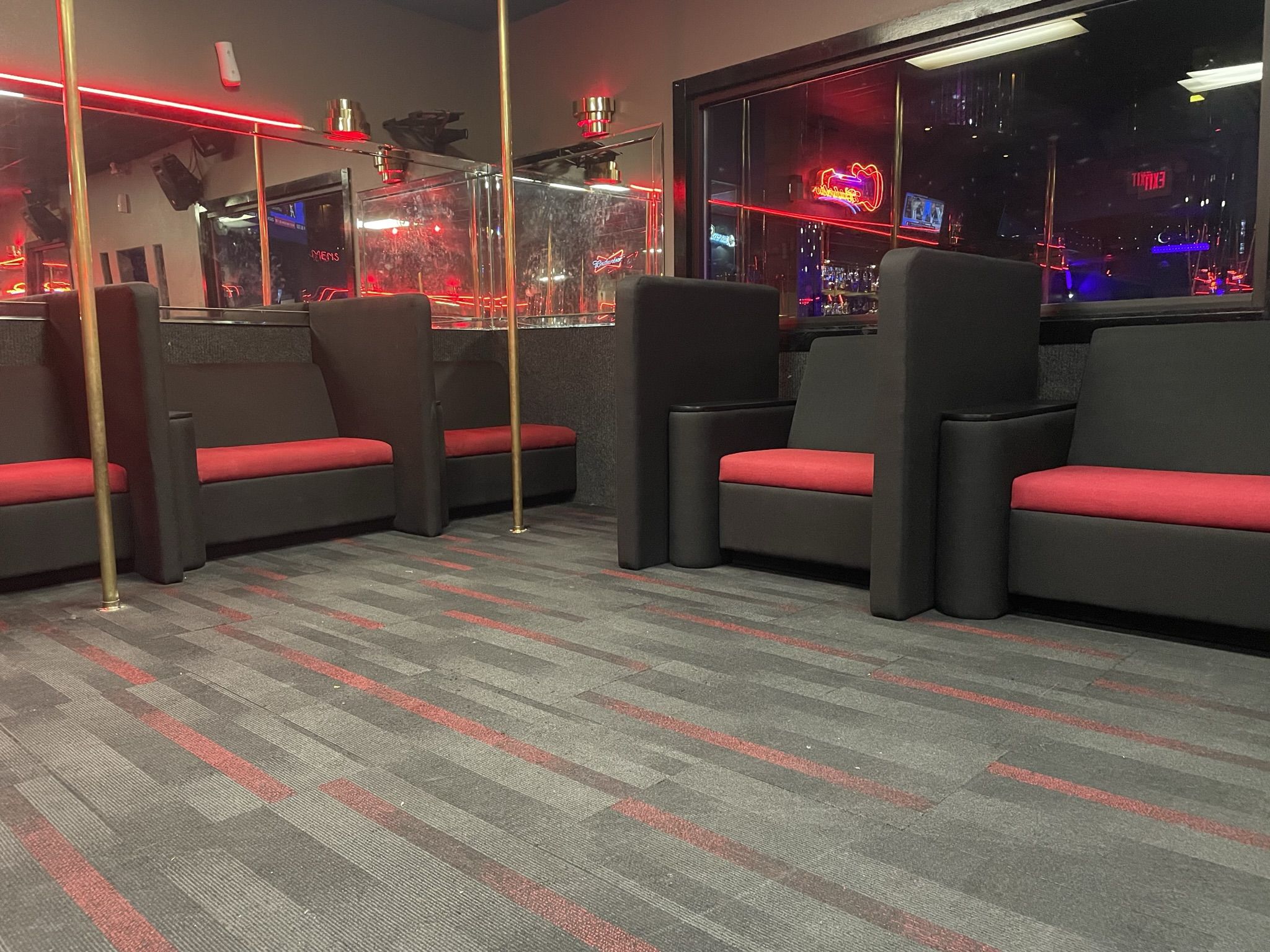 MODULAR Private Dance Booth black and red leather